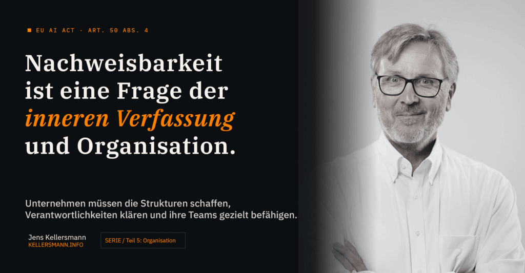 Das Bild zeigt ein Portrait des Autors Jens Kellersmann und den Titel des fünften Teils der Serie zu Deepfakes und EU AI-Act.