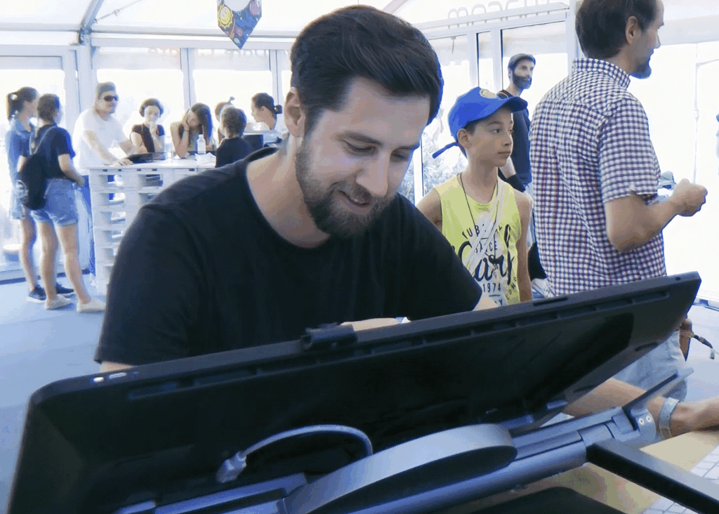 Das Bild zeigt Andres Preis an einem Wacom Display der Reihe Cintiq im Wacom Aktionsszelt beim Open Source Festival 2017.